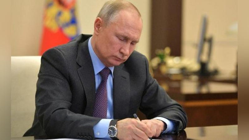 'Putin Rossiya qurolli kuchlari shaxsiy tarkibi sonini oshirish to`g`risidagi qarorni imzoladi'ning rasmi