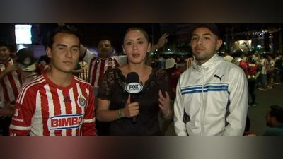 'Журналист қиз жонли эфирда унга тегажоғлик қилган мухлисини микрофон билан урди (видео)'ning rasmi