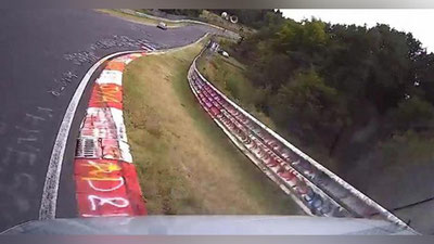 'Nyurburgringdagi avtopoygada avtomobil halokatdan arang qutulib qoldi (Video)'ning rasmi