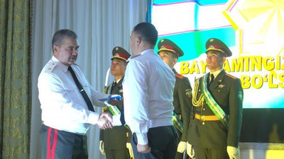 'Abdusalom Azizov bir guruh o`qituvchilarni ko`krak nishonlari bilan taqdirladi'ning rasmi