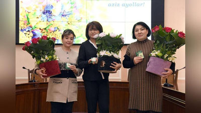 'Vazir koronavirusga qarshi kurashda fidoyilik ko`rsatgan shifokor ayollarni ko`krak nishoni bilan taqdirladi'ning rasmi