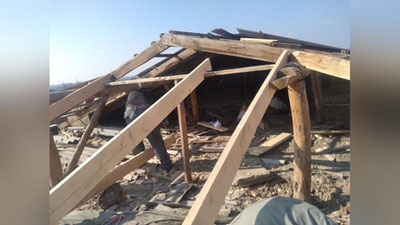 'Кучли шамол Сирдарёдаги кўп қаватли уйнинг том қисмини учириб юборди(фото)'ning rasmi