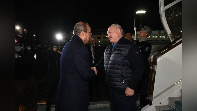 Изрображение 'Александра Лукашенко в аэропорту Ташкента встретил премьер-министр Абдулла Арипов'