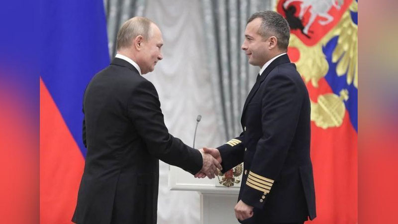 '230 ortiq passajirning hayotini saqlab qolgan uchuvchilarga Rossiya Qahramoni unvoni berildi'ning rasmi