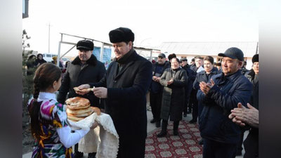 'Sovuqda o`quvchi qiz Shuhrat G`anievni kutib olishga atlas ko`ylakda olib chiqildi'ning rasmi