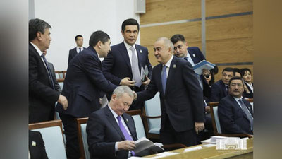 'Poytaxt hokimligida Xalq deputatlari Toshkent shahar Kengashining birinchi sessiyasi bo`lib o`tmoqda'ning rasmi