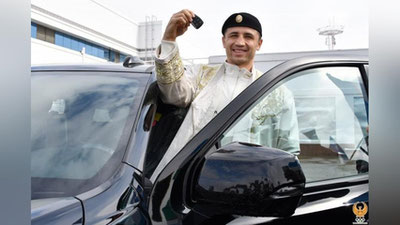 Изрображение 'Исроилу Мадримову по прибытии в Ташкент вручили ключи от автомобиля Tahoe (видео)'