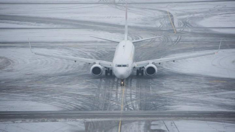 'Samarqandda yog`ayotgan kuchli do`l sabab aeroport aviaparvozlar uchun yopildi (video)'ning rasmi
