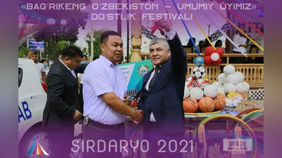 'Boyovut tuman hokimi maktab direktoriga «Spark»ni  topshirdi'ning rasmi