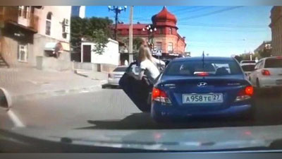 'G`azab otiga mingan erkak rafiqasini mashinada urib yubordi (Video)'ning rasmi