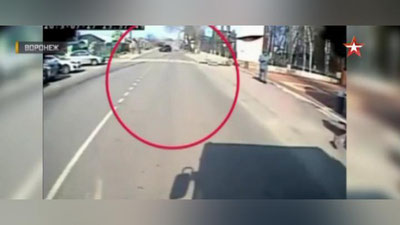 Изрображение 'В ВОРОНЕЖЕ ВОДИТЕЛЬ НАМЕРЕННО СБИЛ МОЛОДОГО ЧЕЛОВЕКА (ВИДЕО, 18+)'