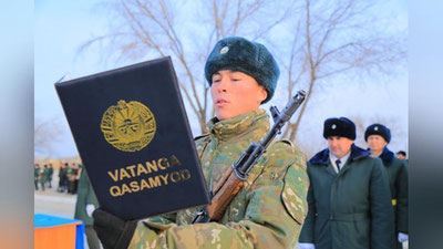 'Nukuslik harbiy xizmatchilar qasamyod qabul qilishdi'ning rasmi