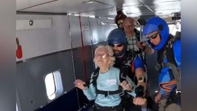 'Чикаголик 104 ёшли онахон парашютда сакради'ning rasmi