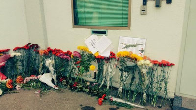 Изрображение 'ТАШКЕНТЦЫ НЕСУТ ЦВЕТЫ К ПОСОЛЬСТВУ РОССИИ В ЗНАК СКОРБИ'