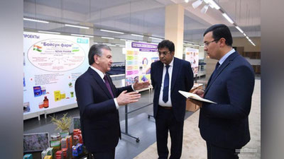 'Prezident zamonaviy tikuvchilik korxonasi va innovasion ko`chma kinoteatr loyihasi bilan tanishdi'ning rasmi