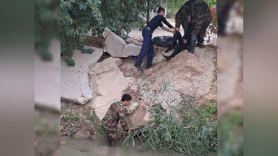 Изрображение 'На Юнусабаде из канала вытащили мужчину, который упал туда по неосторожности'