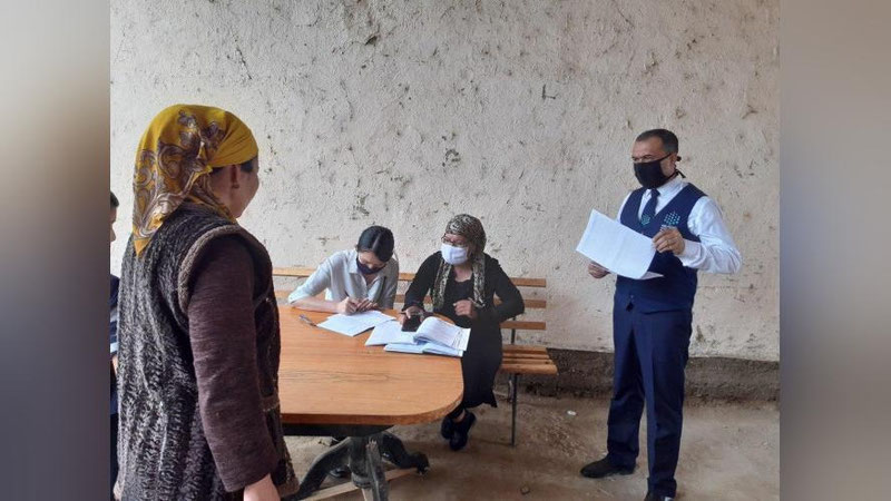 'Davlat xizmatlari agentligi toshqin sabab hujjatsiz qolgan sardobaliklarga yordam berishga kirishdi'ning rasmi