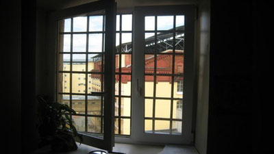 'Navoiy qamoqxonasidagi mahkum kiyimidan arqon yasab, o`zini osdi'ning rasmi