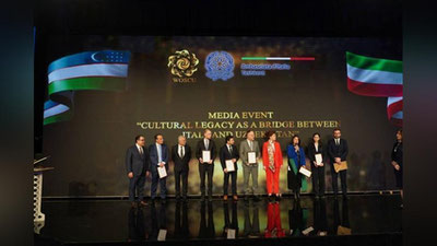 Изрображение 'Всемирное общество вручило книги-альбомы представителям дипмиссий и международных организаций'