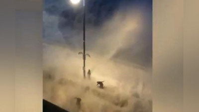 Изрображение 'СЕЛФИ НА ФОНЕ УРАГАНА ЕДВА НЕ СТОИЛО ЖИЗНИ ИХ АВТОРАМ (ВИДЕО)'