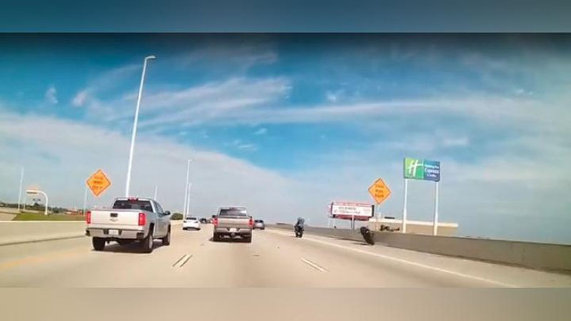 Изрображение 'НЕЛЕПАЯ СМЕРТЬ БАЙКЕРА В США ПОПАЛА НА ВИДЕО'