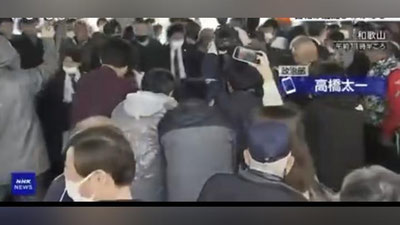 'Yaponiyada bosh vazir omma oldida chiqish qilayotganda portlash sodir etildi (video)'ning rasmi