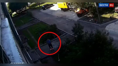 'Ishchilar derazadan tushib ketgan bolakayni qutqarib qolishdi (Video)'ning rasmi