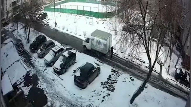 Изрображение 'В РОССИИ ВОДИТЕЛЬ "ГАЗЕЛИ" НЕ ЗАМЕТИЛ СБИТОГО ИМ НАСМЕРТЬ ПЕНСИОНЕРА (ВИДЕО)'