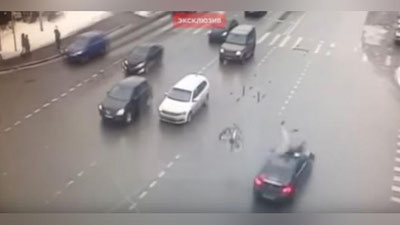 Изрображение 'ВЕЛОСИПЕДИСТ ЧУДОМ ОСТАЛСЯ ЦЕЛ ПОСЛЕ СТРАШНОГО НАЕЗДА В МОСКВЕ (ВИДЕО) '