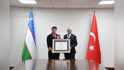 'Sog`liqni saqlash vaziri Turkiya universiteti faxriy professori bo`ldi'ning rasmi