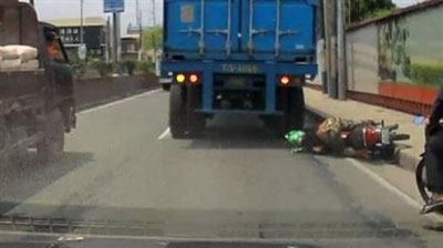 'Yuk mashinasi skuterchining boshini bosib ketdi (Video)'ning rasmi