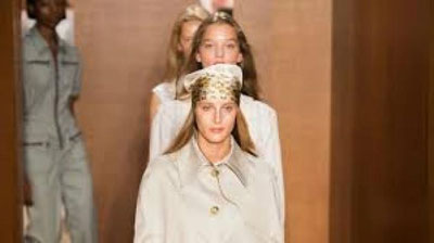 'Buyuk Britaniyadagi moda haftaligi o`z ishini boshladi'ning rasmi