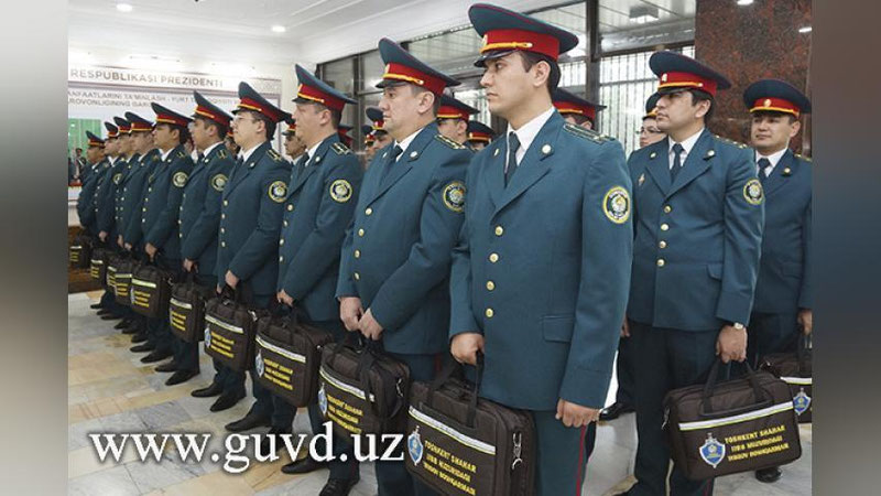Изрображение 'СПЕЦИАЛЬНЫЕ СУМКИ ВРУЧИЛИ СЛЕДОВАТЕЛЯМ ГУВД ТАШКЕНТА (ВИДЕО)'