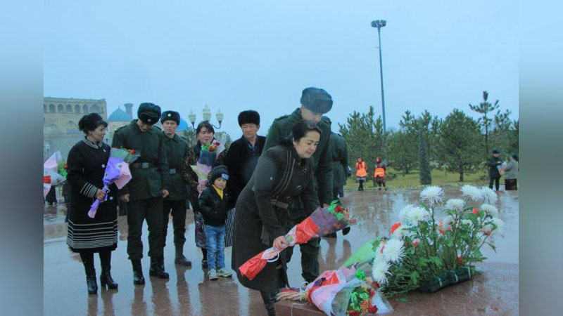 'ASKAR ONALARIGA EHTIROM  'ning rasmi