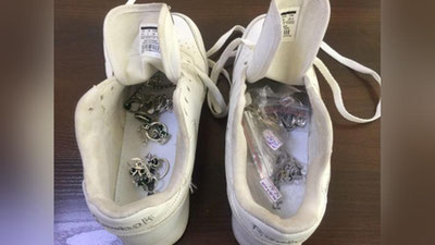 'Poyafzalga yashirilgan zargarlik buyumlari fosh qilindi'ning rasmi