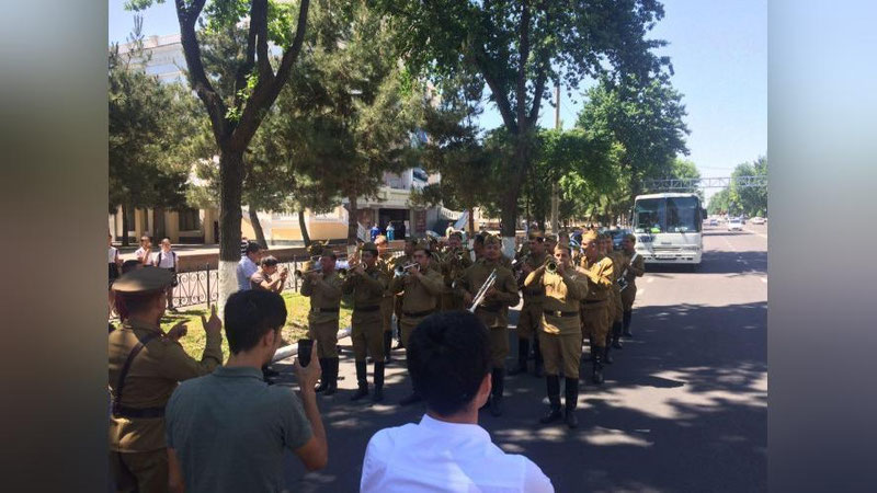 Изрображение 'ВИДЕО: ВОЕННЫЙ ОРКЕСТР НА УЛИЦАХ ТАШКЕНТА'