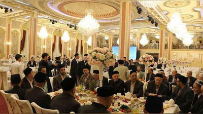 'Islom Karimov tavalludi kuni munosabati bilan tashkillashtirilgan ehson marosimlarida Shavkat Mirziyoev ishtirok etdi'ning rasmi