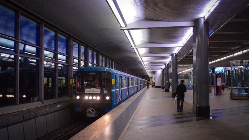 '​Moskvada metro relsiga yiqilgan erkak tirik qoldi'ning rasmi