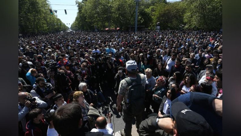 'Еревенда норозилик намойишлари давом этмоқда'ning rasmi