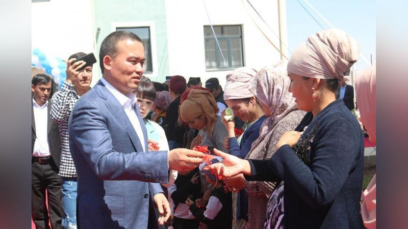 'Surxondaryoda tadbirkor 40 ta oilaga uy hadya qildi (video)'ning rasmi