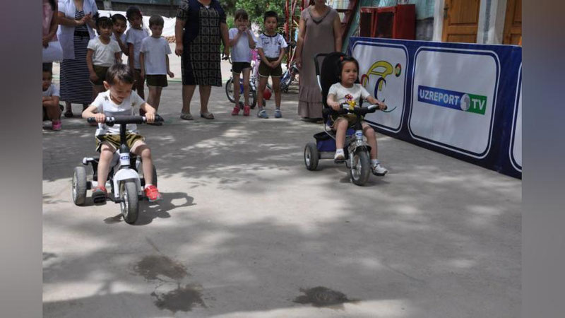 'Bolalarning velosipeddagi musobaqasi 'ning rasmi