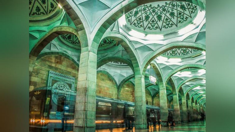 'Toshkent metro bekati relsiga tushib ketgan qiz voqeasi yuzasidan IIBB ma`lumot berdi (video)'ning rasmi