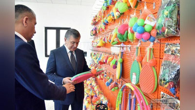 'Prezident o`yinchoqlar ishlab chiqarish jarayoni bilan tanishdi'ning rasmi