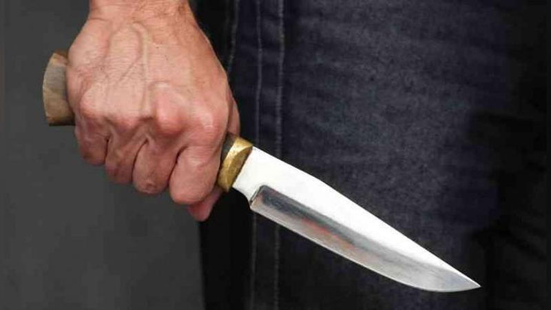 Изрображение 'Во дворе медколледжа в Янгиере мужчина зарезал жену и покончил с собой'