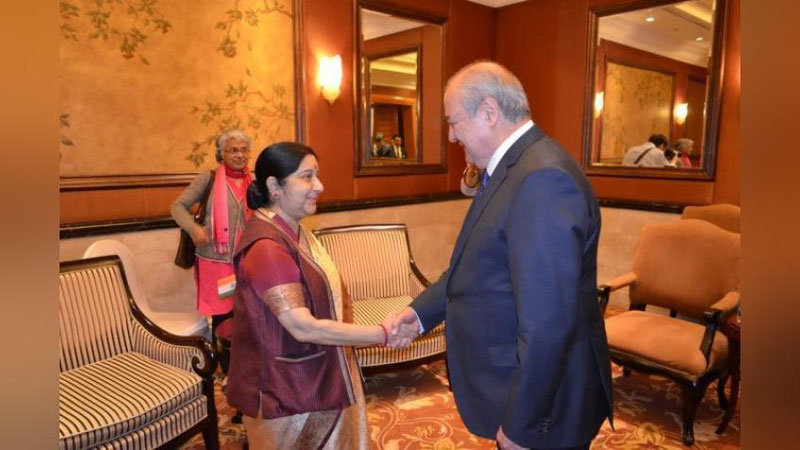 'Абдулазиз Комилов ҳиндистонлик ҳамкасби Сушма Свараж билан учрашди'ning rasmi