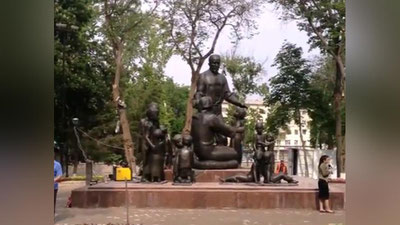 Изрображение 'ПАМЯТНИК СЕМЬЕ ШАМАХМУДОВЫХ УСТАНОВИЛИ В БЫВШЕМ ПАРКЕ БАБУРА'