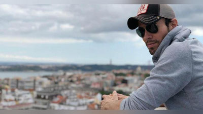 'Iglesias qizalog`ini kuldirish uchun sho`r suvni yutdi (Video)'ning rasmi