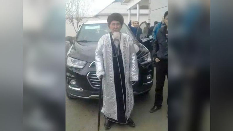 Изрображение 'ПРЕЗИДЕНТ ПОДАРИЛ "КАПТИВУ" АНГОРСКОМУ ДЕДУШКЕ (ФОТО)'