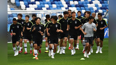 'Vataniga qaytgan janubiy koreyalik futbolchilarga aeroportda tuxum uloqtirishdi (video)'ning rasmi