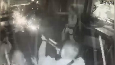 Изрображение 'НЕАДЕКВАТНОГО БРАЗИЛЬСКОГО ПОВАРА РАССТРЕЛЯЛИ В СПИНУ ПОЛИЦЕЙСКИЕ (ВИДЕО)'